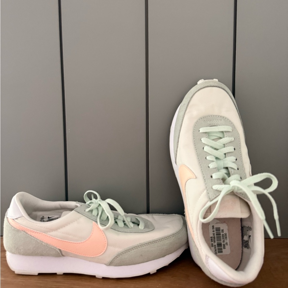 NIKE Women’s Daybreak - Pastel Green and Peach
